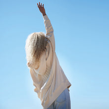 Lade das Bild in den Galerie-Viewer, sandweißes Hoodie aus Organic Cotton mit Stickerei