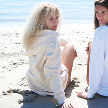 Lade das Bild in den Galerie-Viewer, sandweißes Hoodie aus Organic Cotton mit Stickerei
