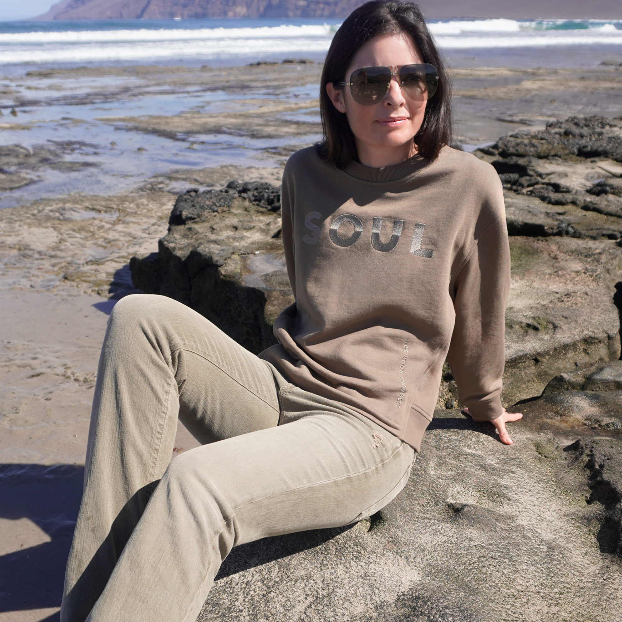 khaki Sweatshirt aus Organic Cotton mit Stickerei SOUL