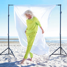 Lade das Bild in den Galerie-Viewer, Neongelbes Sweatshirt aus Organic Cotton mit Stickerei NEU