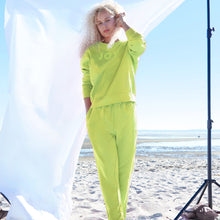 Lade das Bild in den Galerie-Viewer, Neongelbes Sweatshirt aus Organic Cotton mit Stickerei NEU