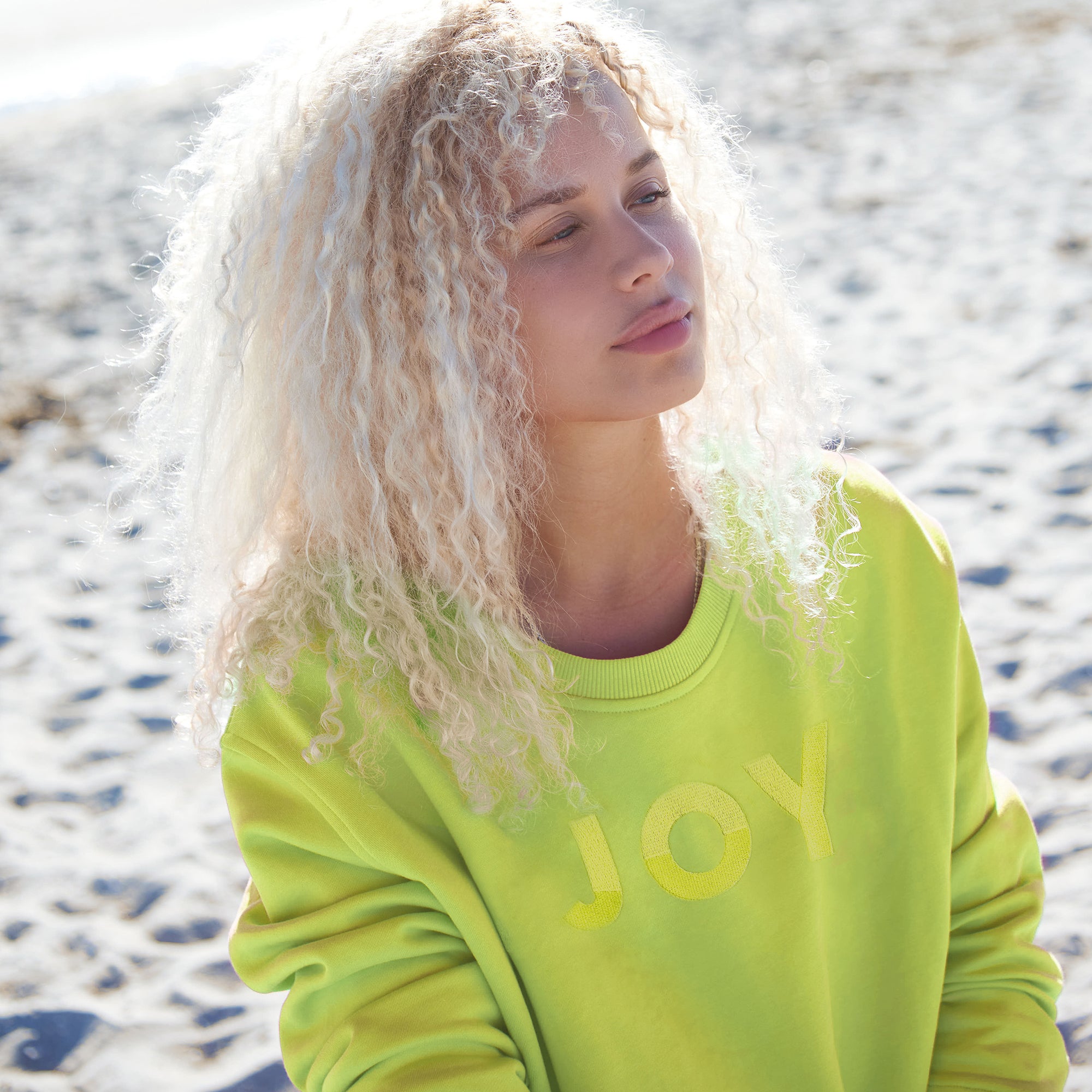 Neongelbes Sweatshirt aus Organic Cotton mit Stickerei NEU