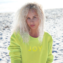 Lade das Bild in den Galerie-Viewer, Neongelbes Sweatshirt aus Organic Cotton mit Stickerei NEU