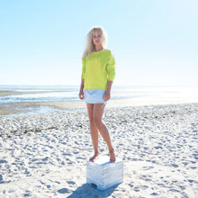 Lade das Bild in den Galerie-Viewer, Neongelbes Sweatshirt aus Organic Cotton mit Stickerei NEU