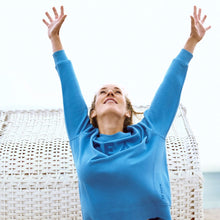 Lade das Bild in den Galerie-Viewer, blaues Sweatshirt aus Organic Cotton mit Stickerei NEU