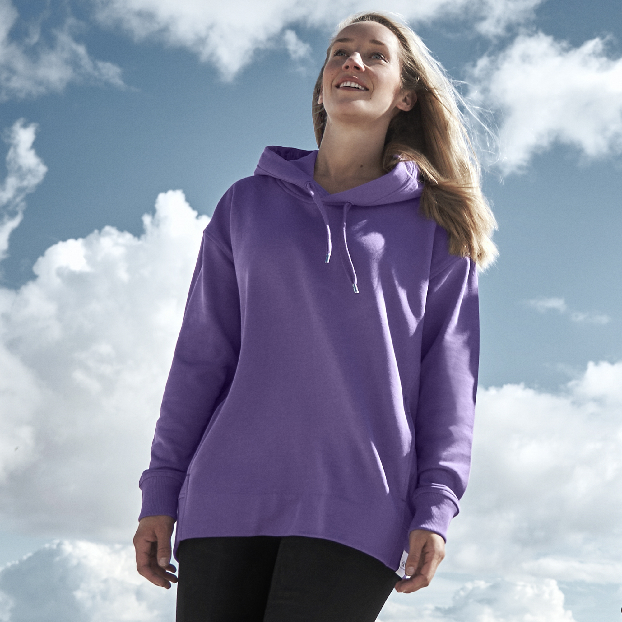 lila Hoodie aus Organic Cotton mit Stickerei