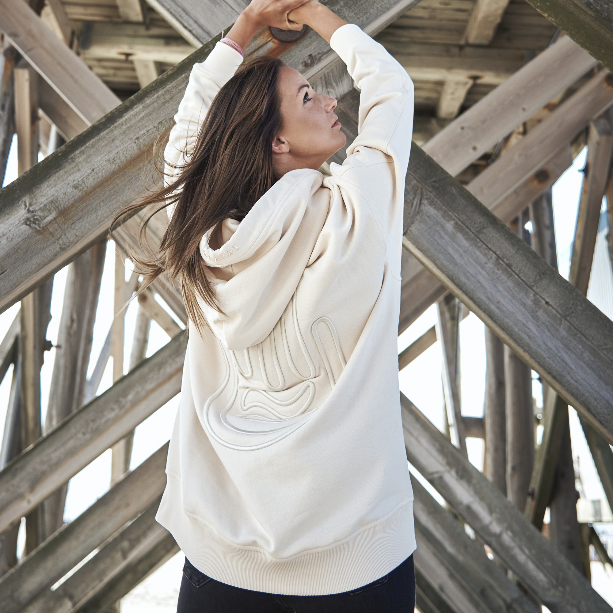 sandweißes Hoodie aus Organic Cotton mit Stickerei