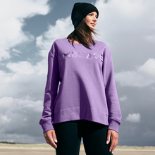 Lade das Bild in den Galerie-Viewer, lila Sweatshirt aus Organic Cotton mit Stickerei