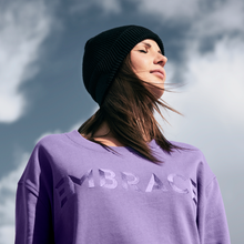 Lade das Bild in den Galerie-Viewer, lila Sweatshirt aus Organic Cotton mit Stickerei