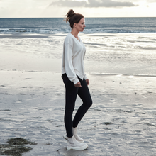 Lade das Bild in den Galerie-Viewer, sandweißes Sweatshirt Poncho aus Organic Cotton mit Stickerei