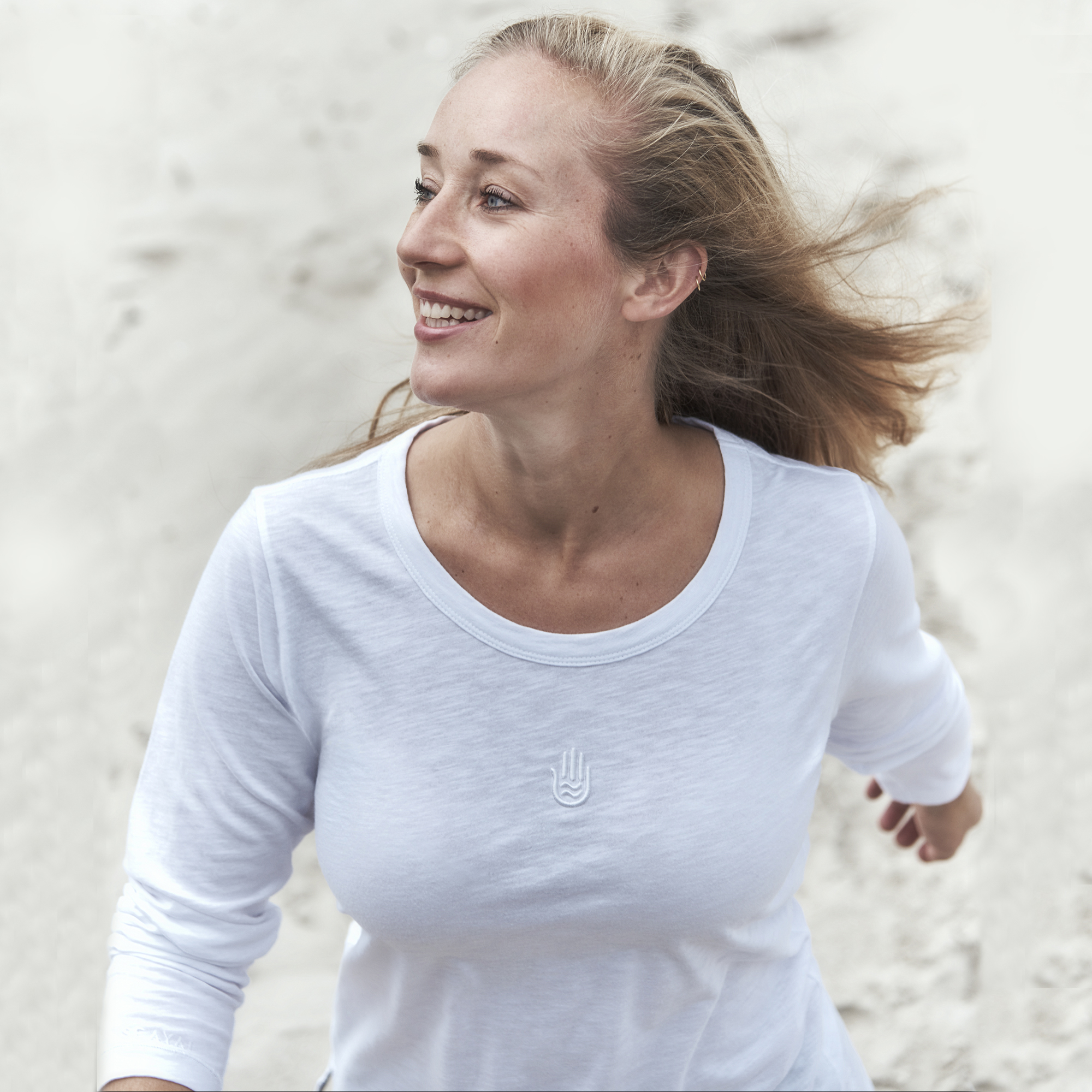 weißes Langarmshirt aus Organic Cotton mit Stickerei