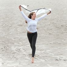 Lade das Bild in den Galerie-Viewer, weißes Langarmshirt aus Organic Cotton mit Stickerei