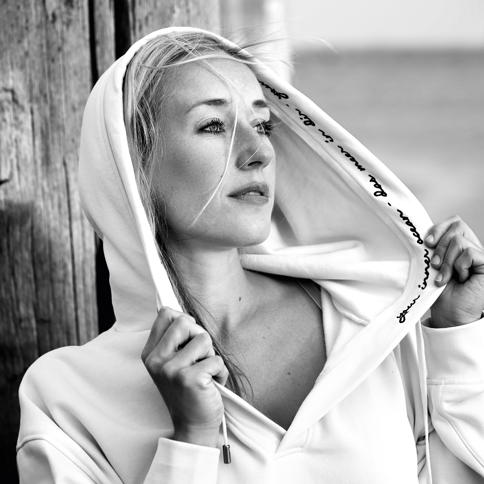 Hoodie weiß aus Organic Cotton mit Stickerei