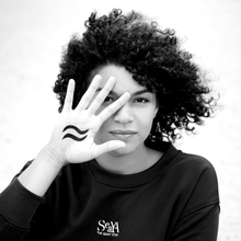 Lade das Bild in den Galerie-Viewer, Yoga Sweatshirt lang in Schwarz aus Organic Cotton mit Stickerei