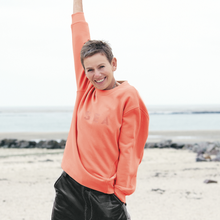 Lade das Bild in den Galerie-Viewer, korallfarbenes Sweatshirt aus Organic Cotton mit Stickerei