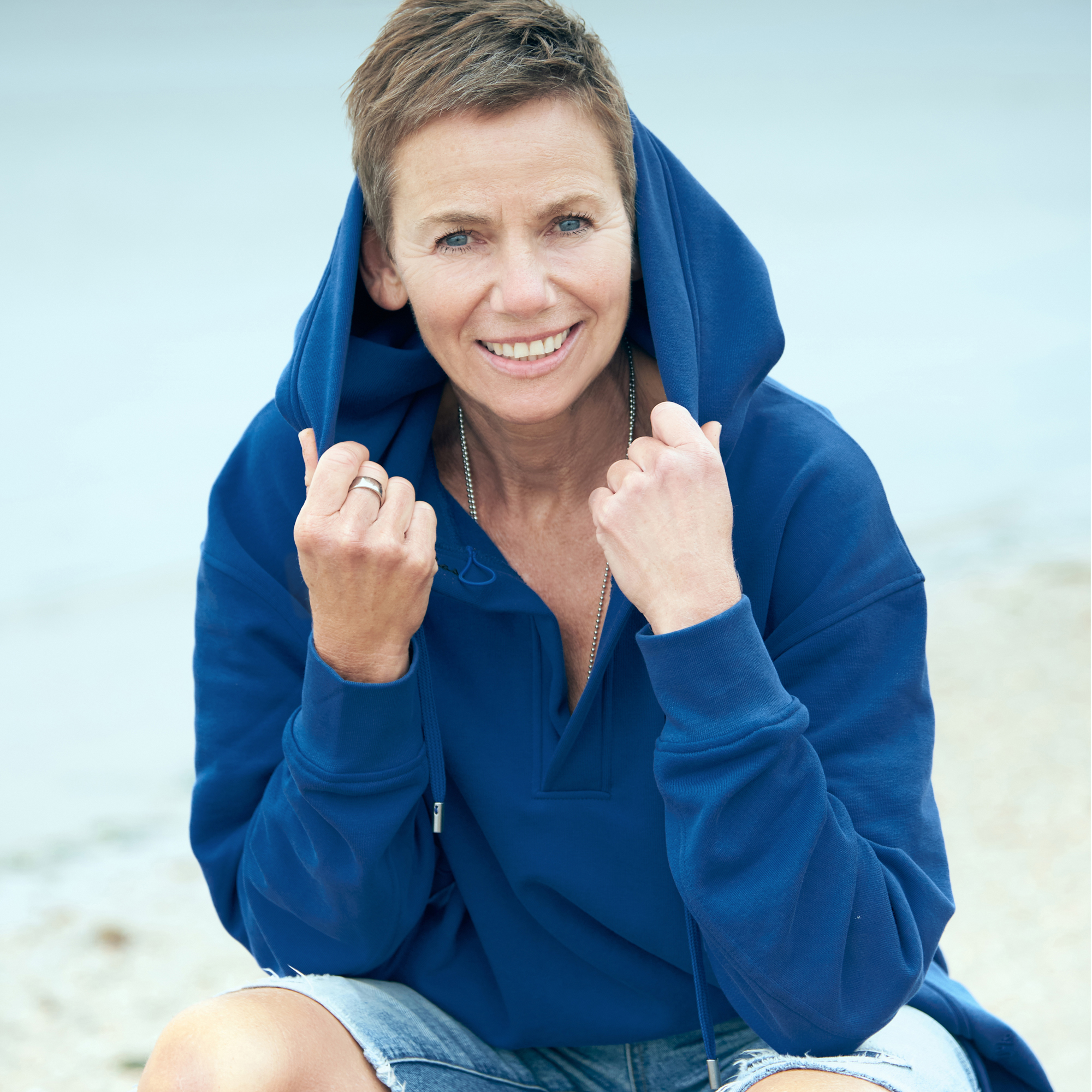 dunkelblaues Hoodie aus Organic Cotton mit Stickerei