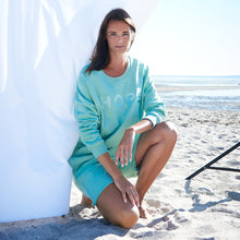 Lade das Bild in den Galerie-Viewer, mintfarbenes Sweatshirt aus Organic Cotton mit Stickerei
