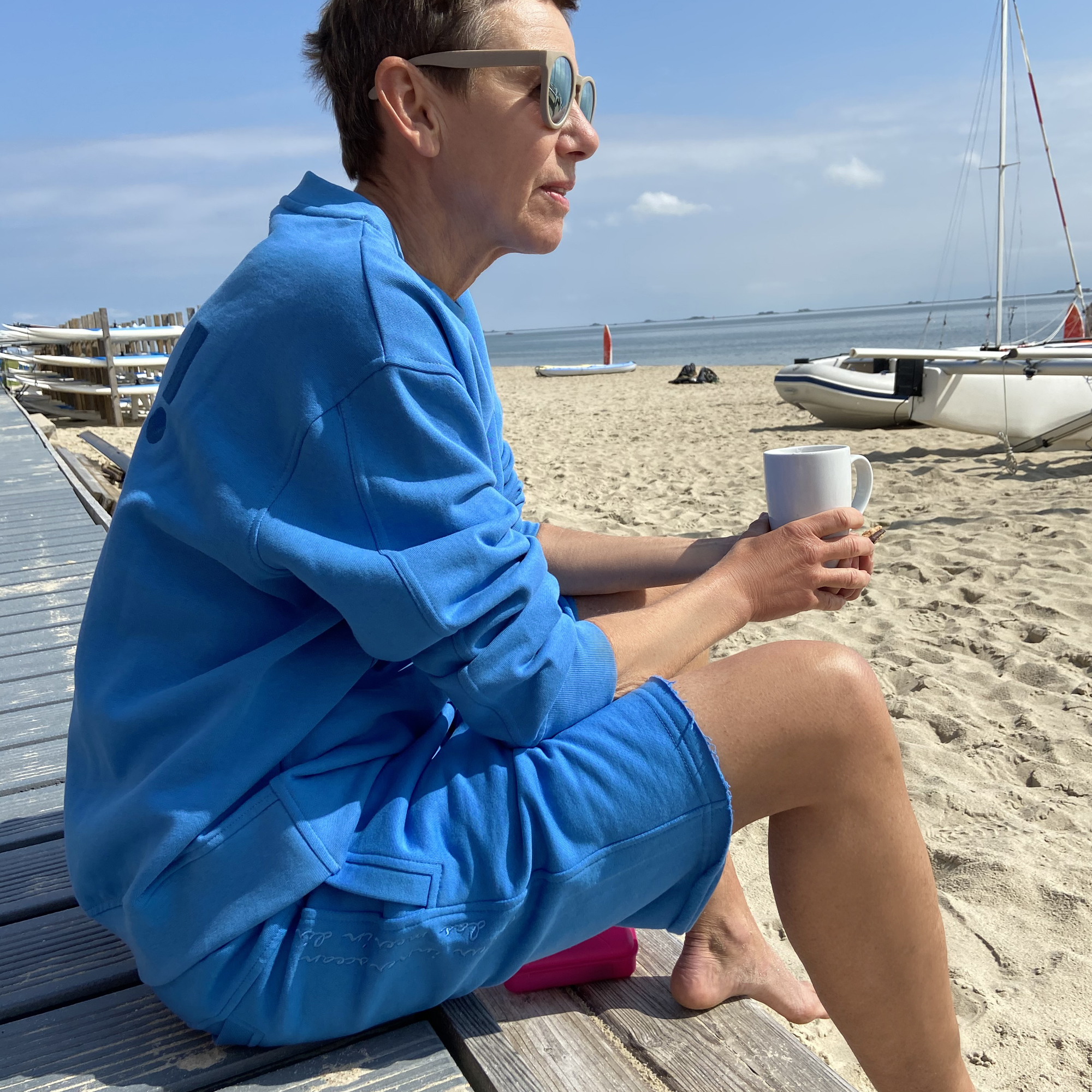 blaue Sweatshorts/Bermudas aus Organic Cotton mit Stickerei