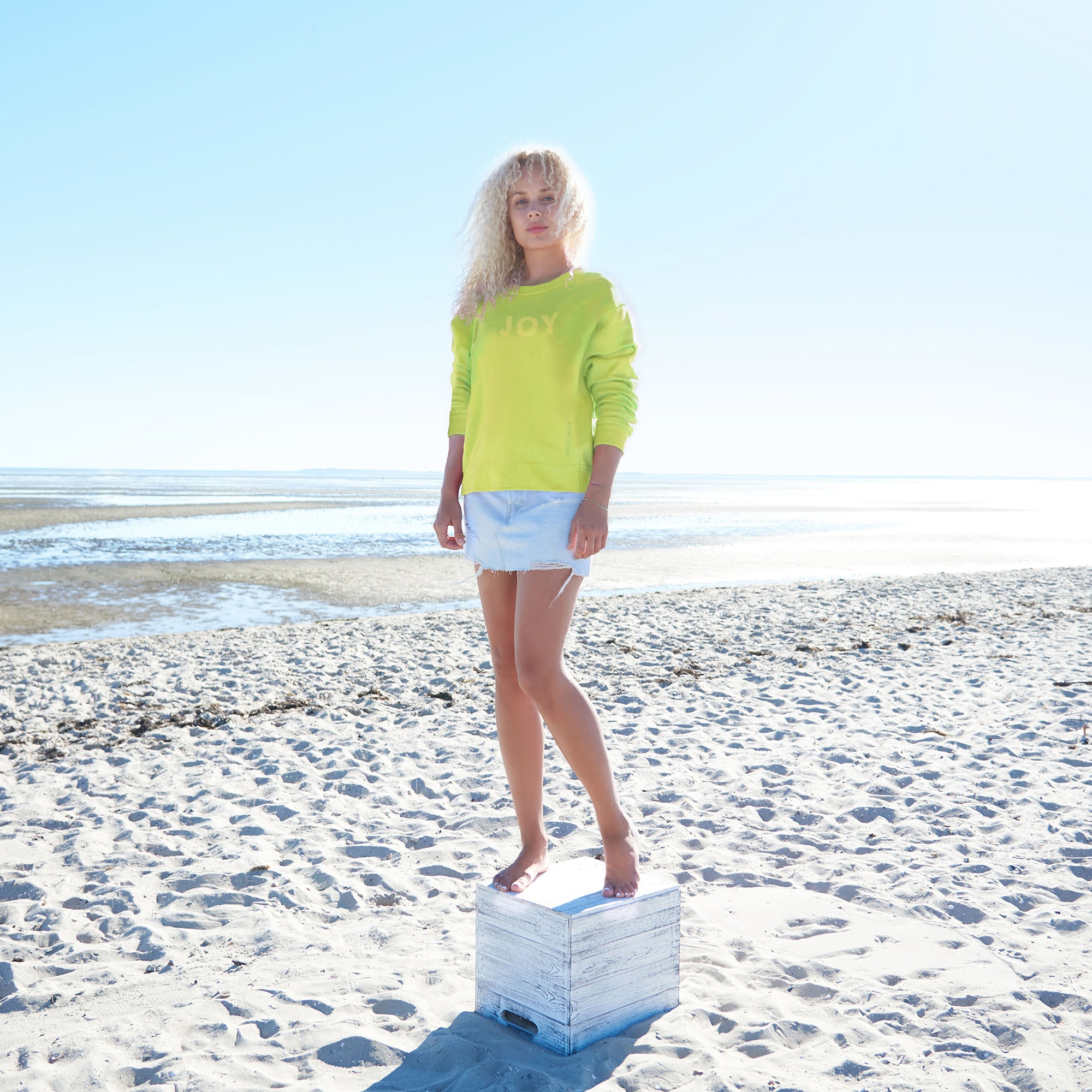 Neongelbes Sweatshirt aus Organic Cotton mit Stickerei NEU