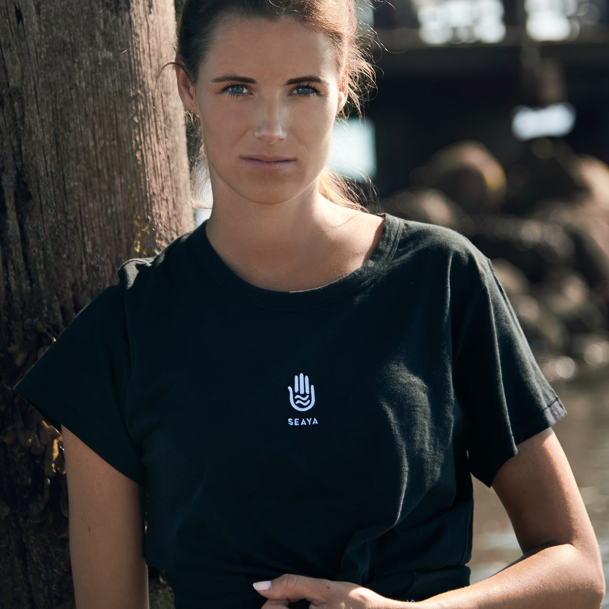 schwarzes T-Shirt aus Organic Cotton mit Stickerei