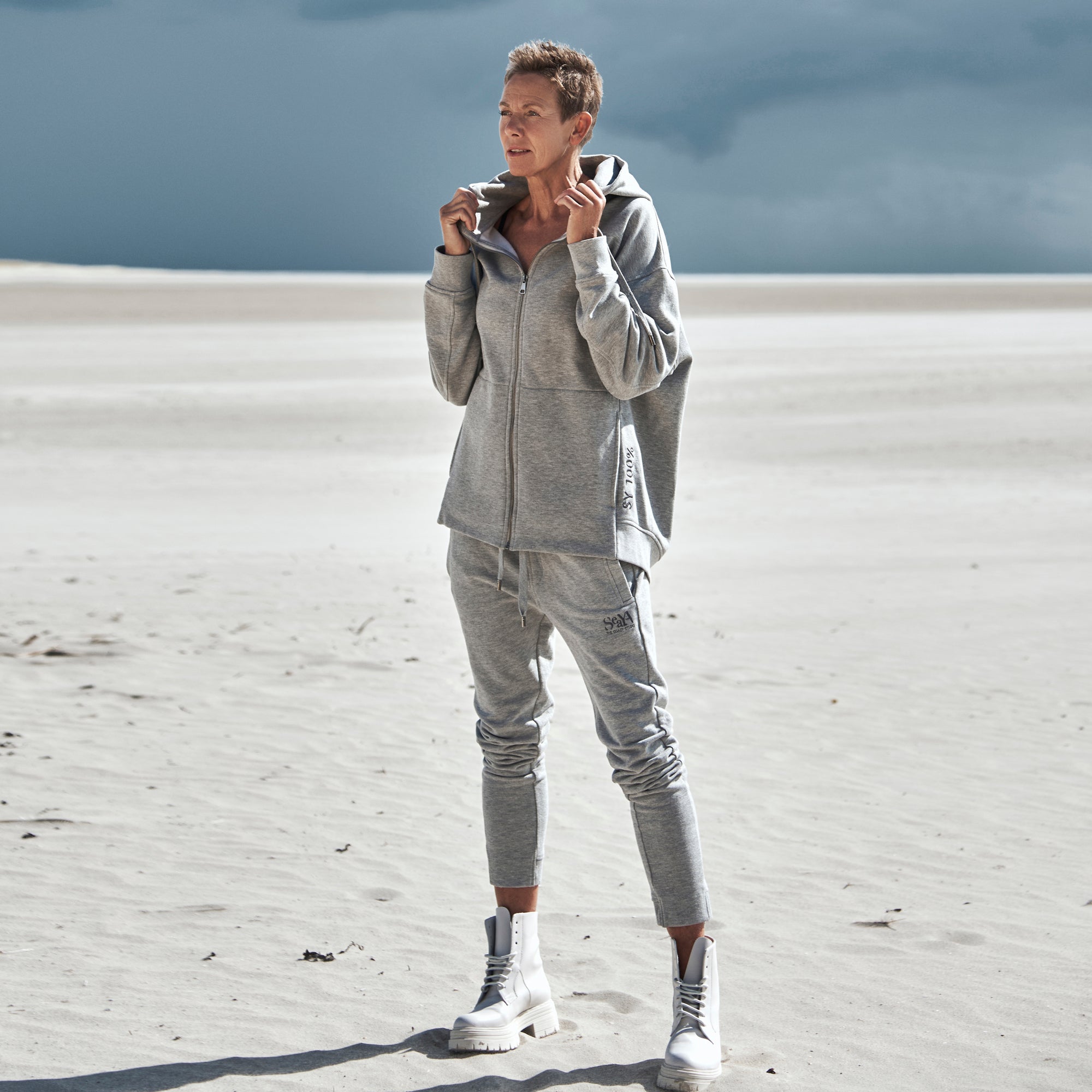 grau Melange Sweathose aus Organic Cotton mit Stickerei