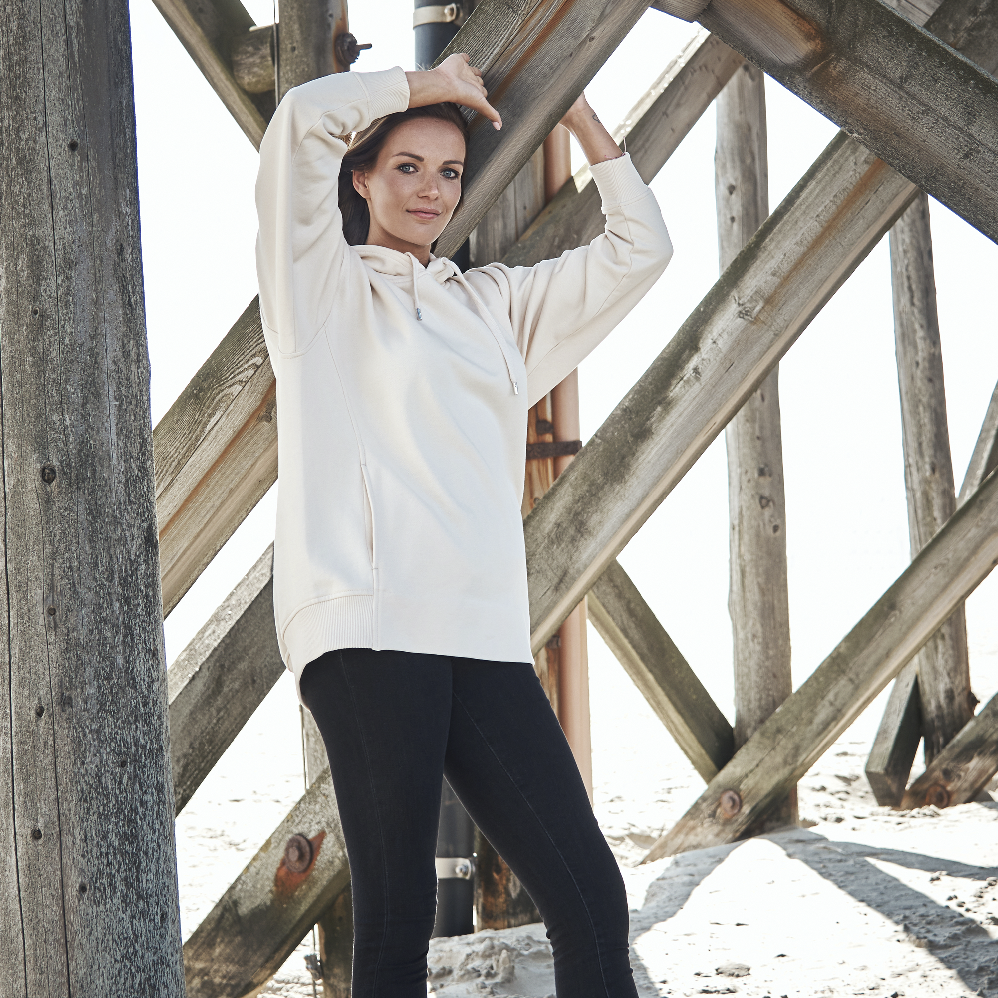 sandweißes Hoodie aus Organic Cotton mit Stickerei