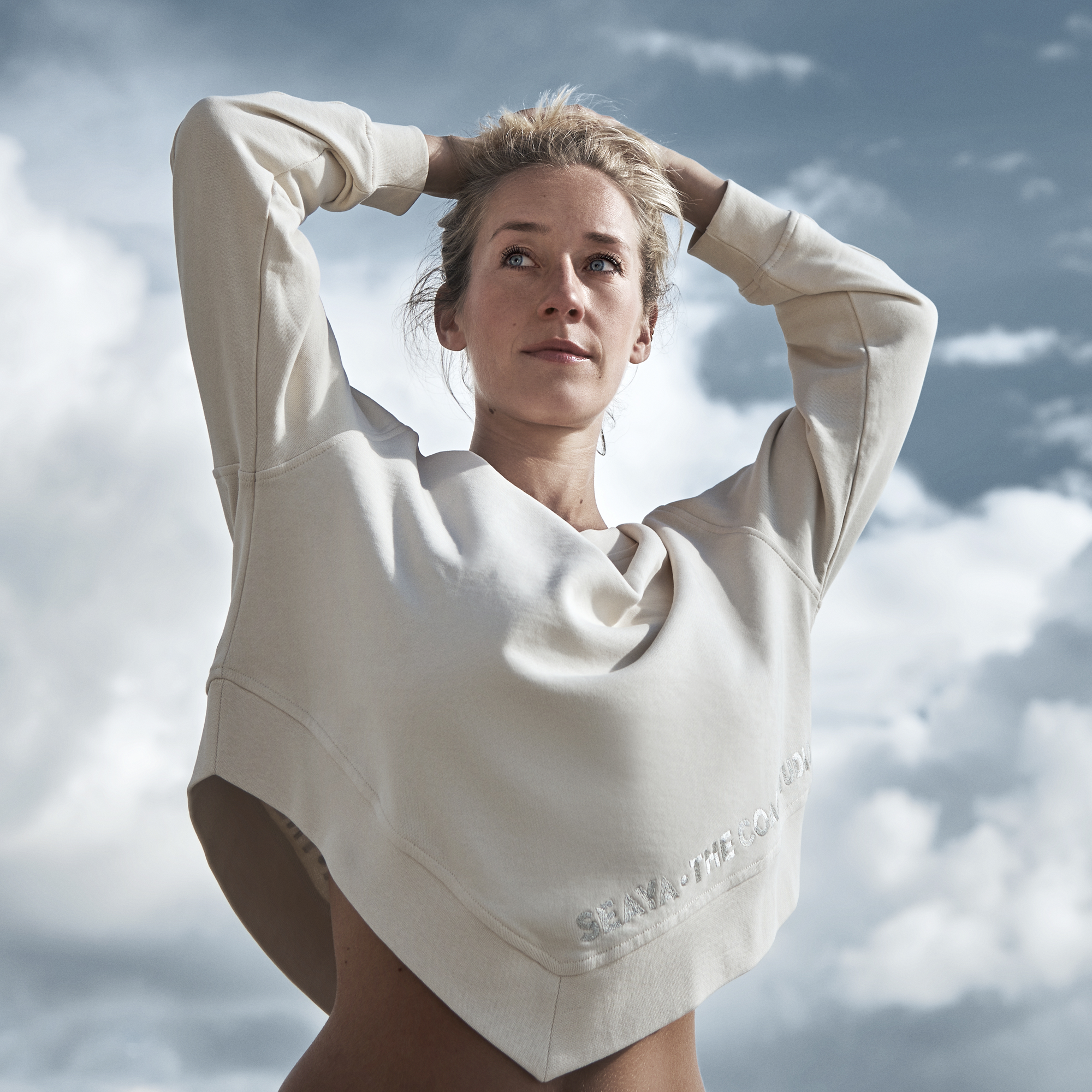 sandweißes Sweatshirt Poncho aus Organic Cotton mit Stickerei