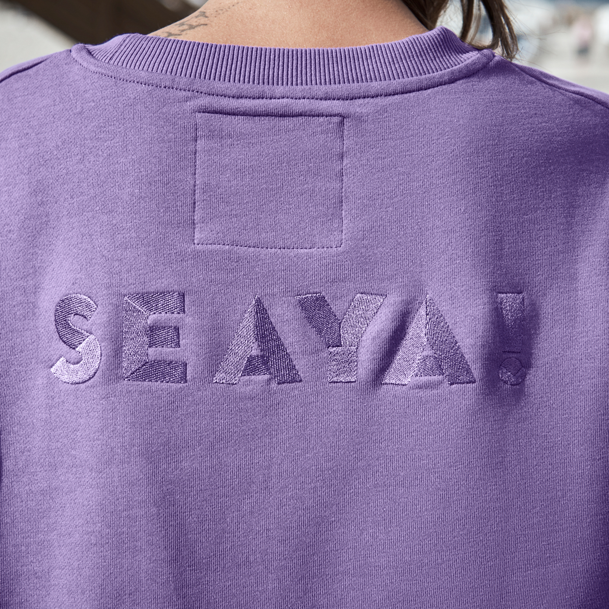 lila Sweatshirt aus Organic Cotton mit Stickerei