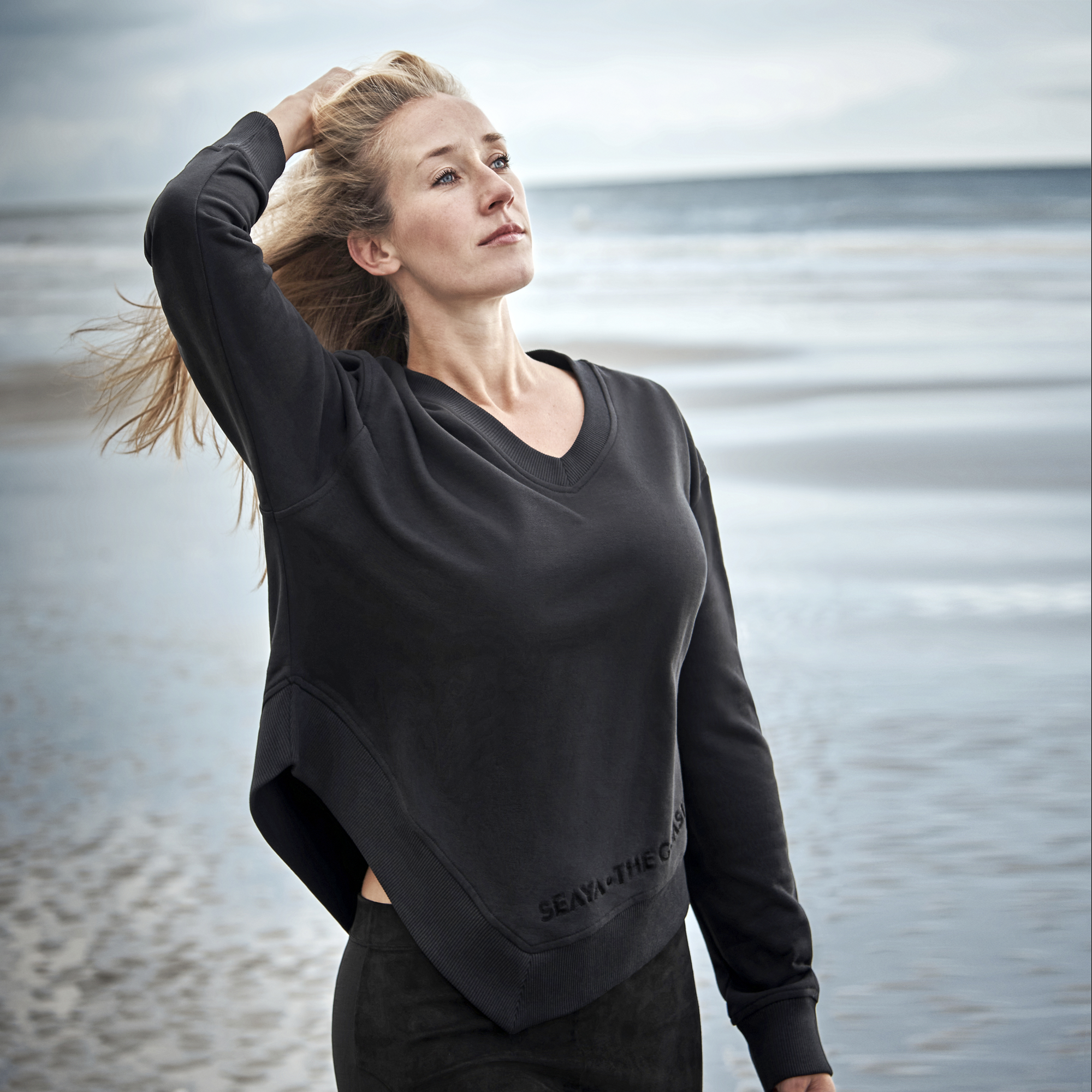 schwarzes Sweatshirt Poncho aus Organic Cotton mit Stickerei