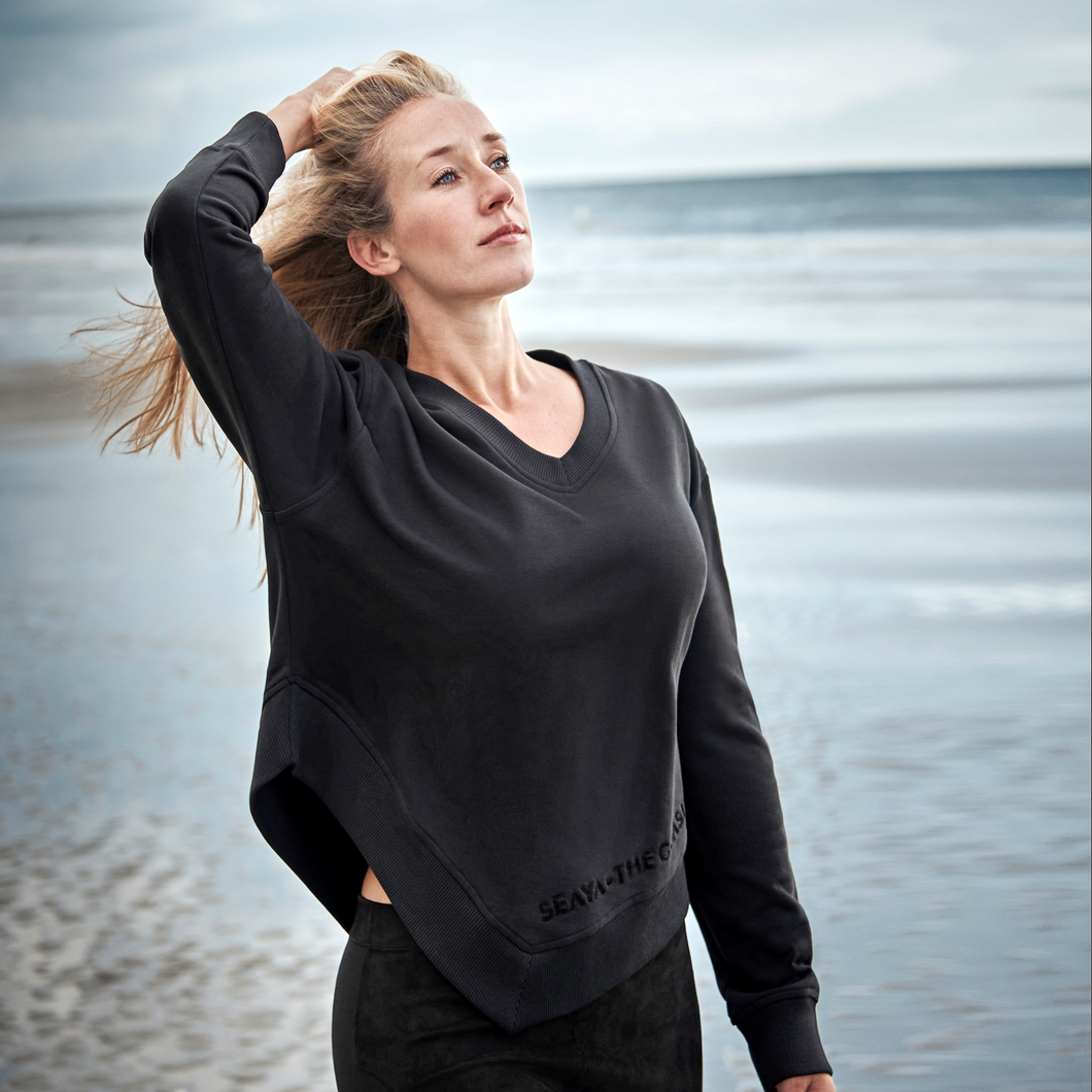 schwarzes Sweatshirt Poncho aus Organic Cotton mit Stickerei