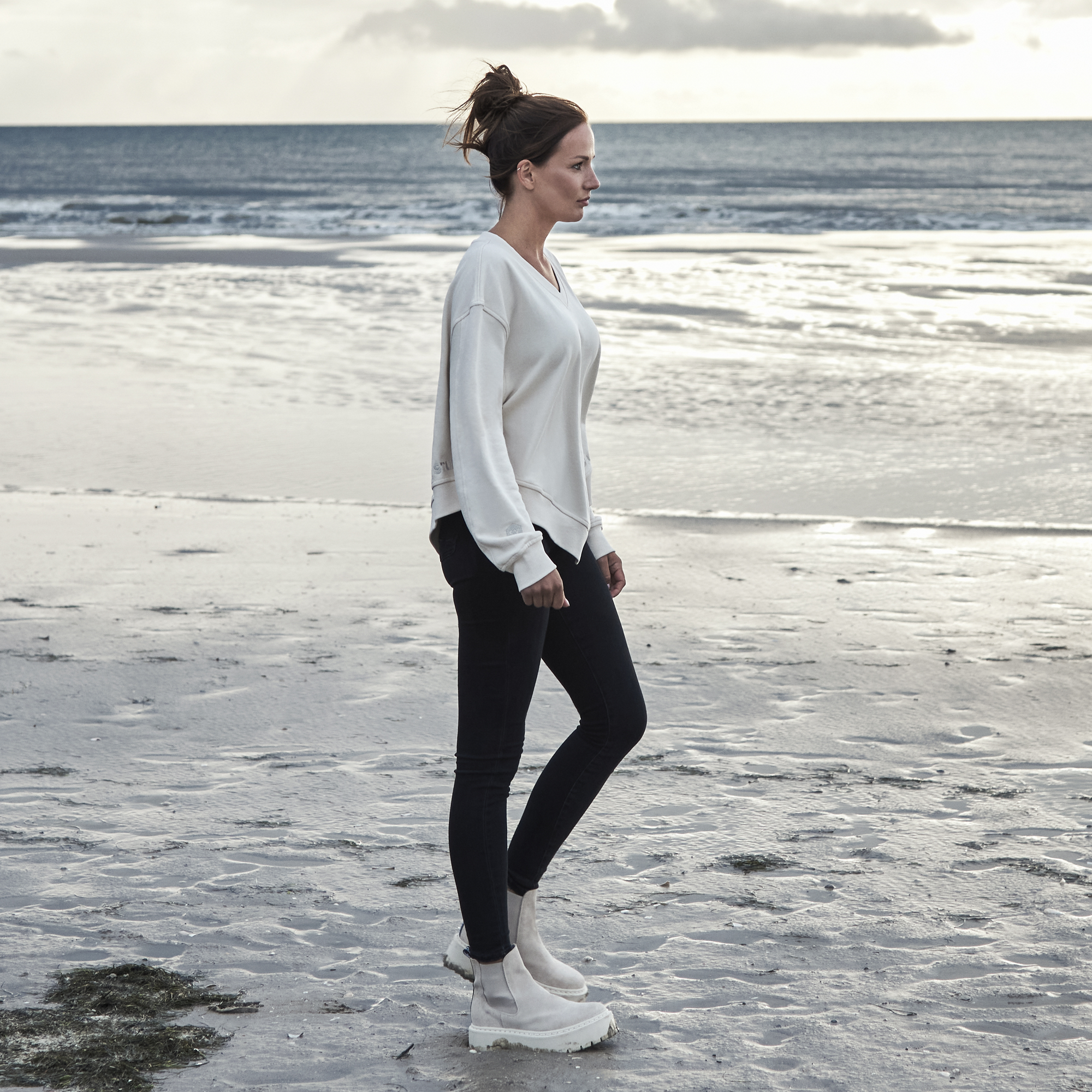 sandweißes Sweatshirt Poncho aus Organic Cotton mit Stickerei