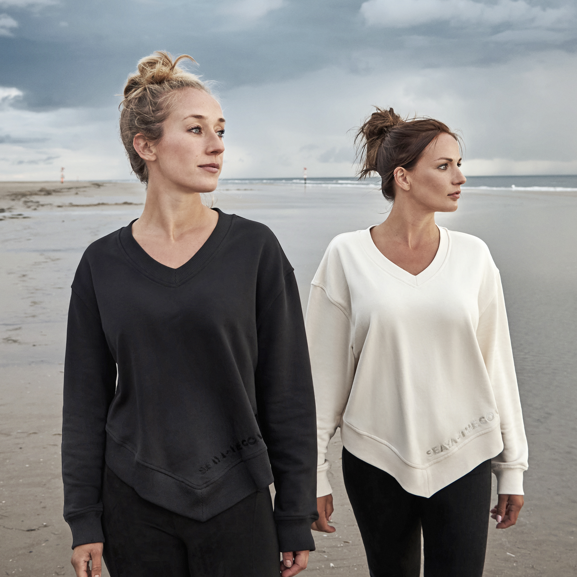schwarzes Sweatshirt Poncho aus Organic Cotton mit Stickerei
