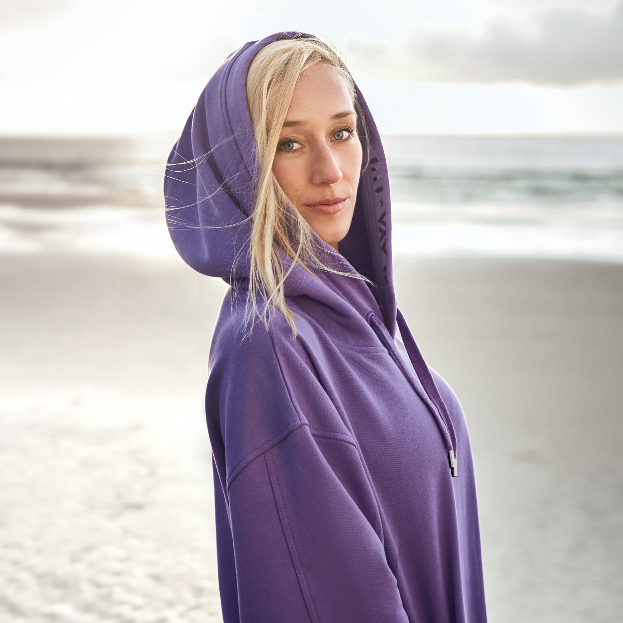 lila Hoodie aus Organic Cotton mit Stickerei