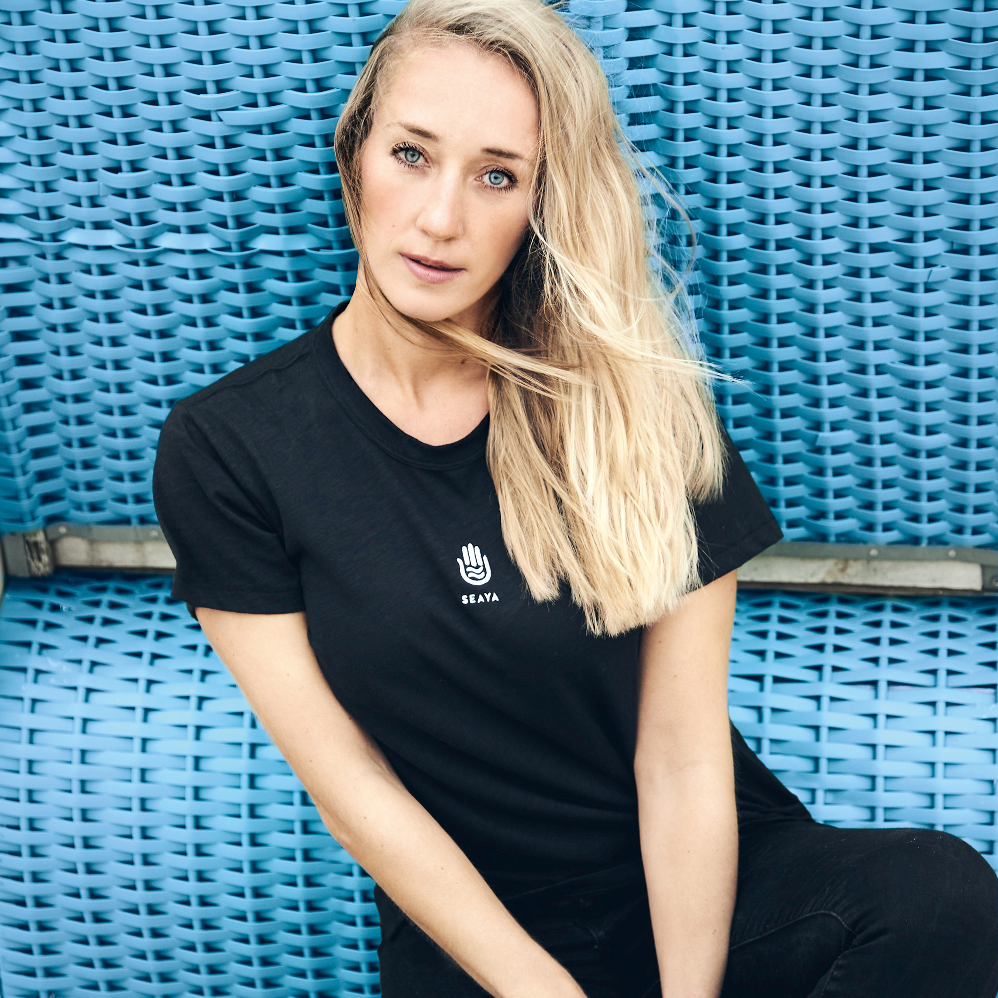 schwarzes T-Shirt aus Organic Cotton mit Stickerei