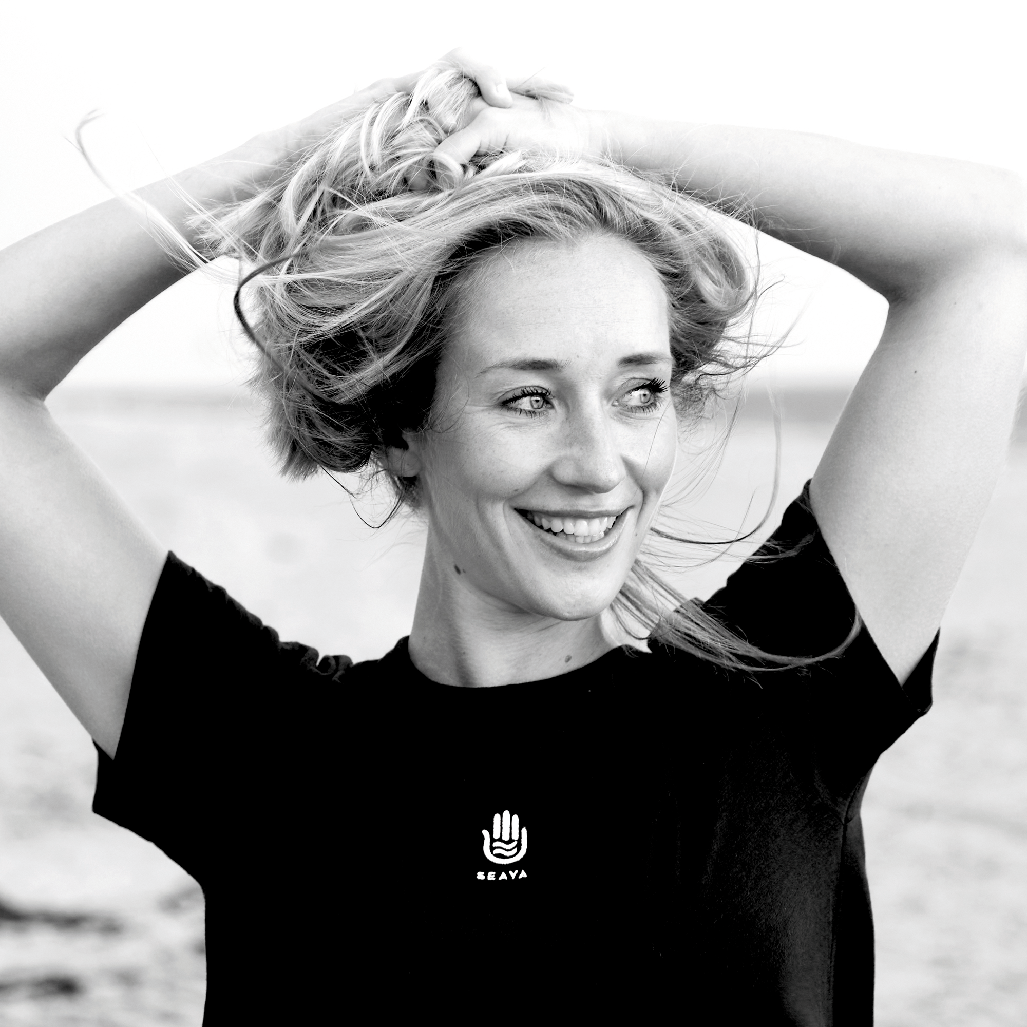 schwarzes T-Shirt aus Organic Cotton mit Stickerei