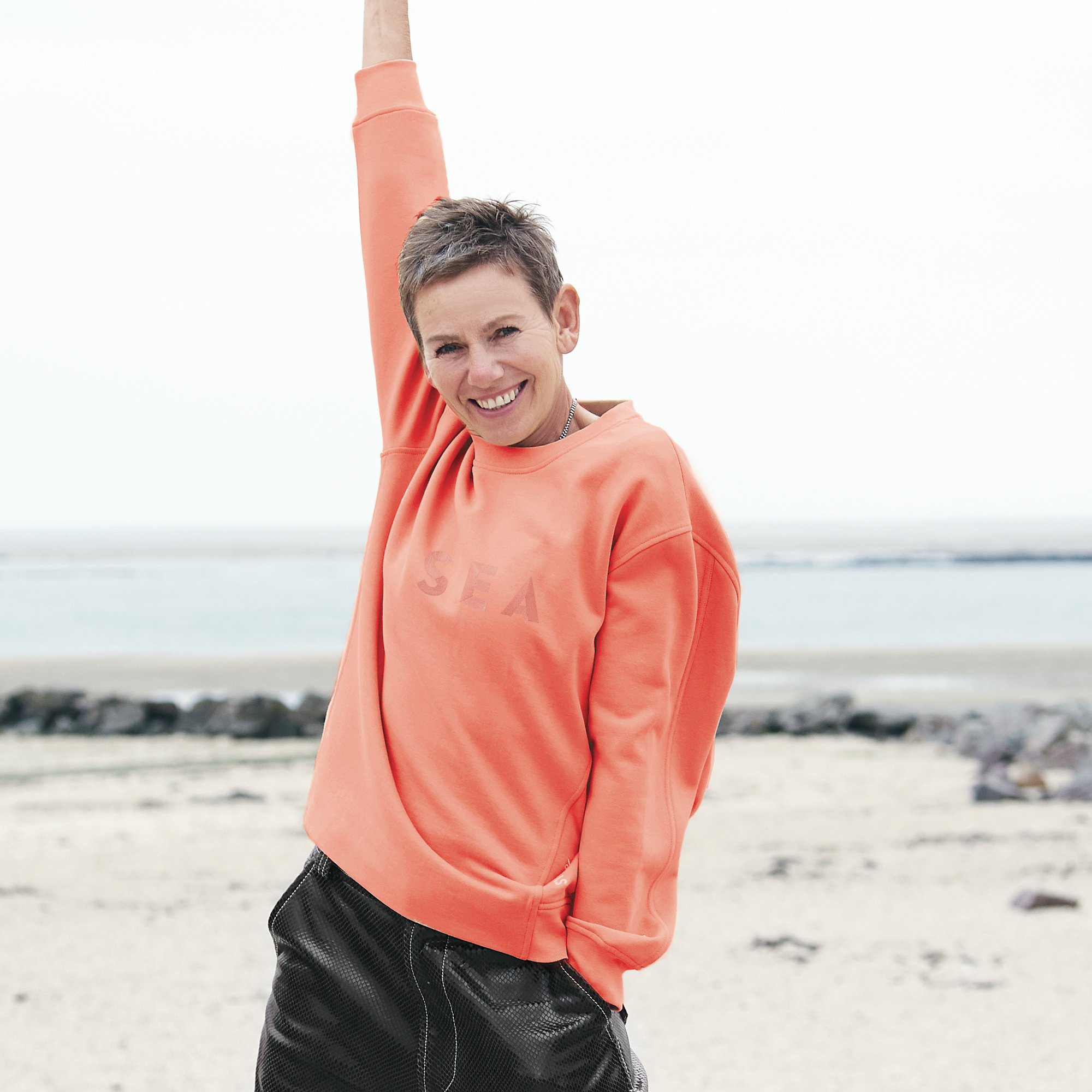 korallfarbenes Sweatshirt aus Organic Cotton mit Stickerei