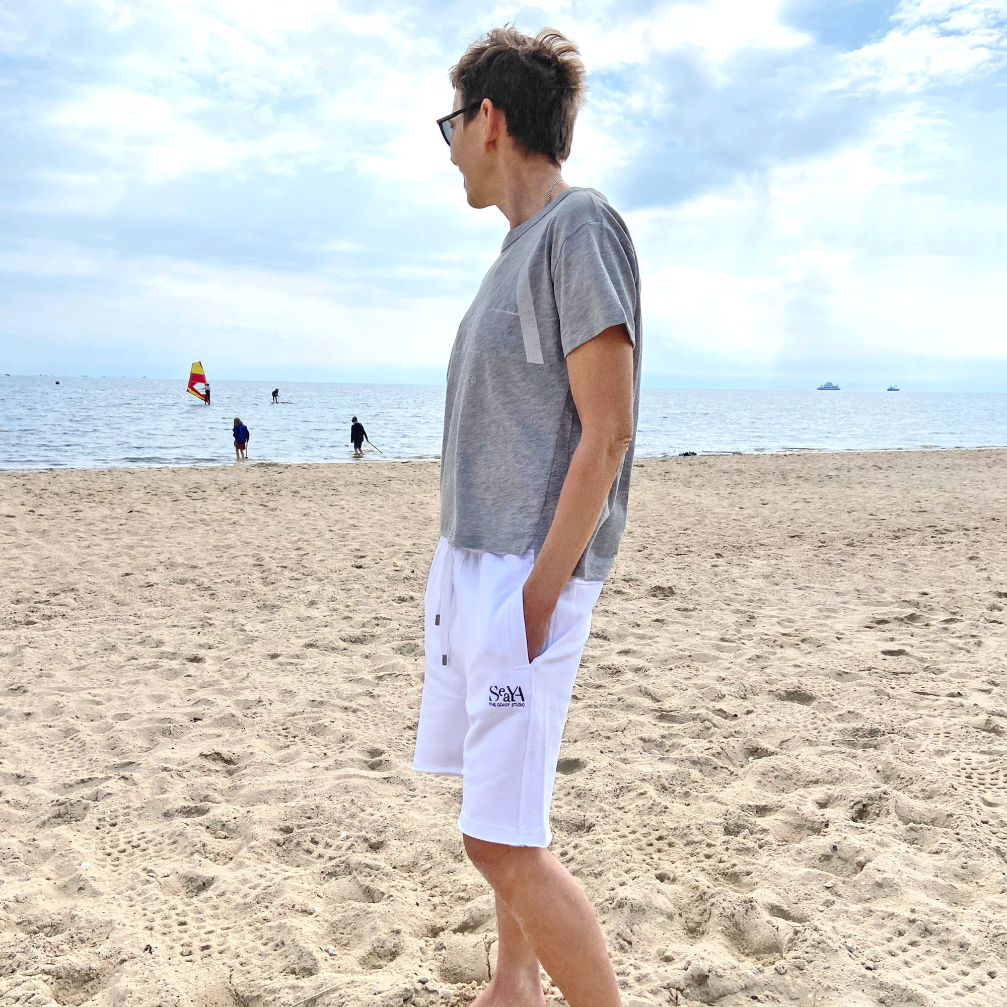 weiße Sweatshorts/Bermudas aus Organic Cotton mit Stickerei