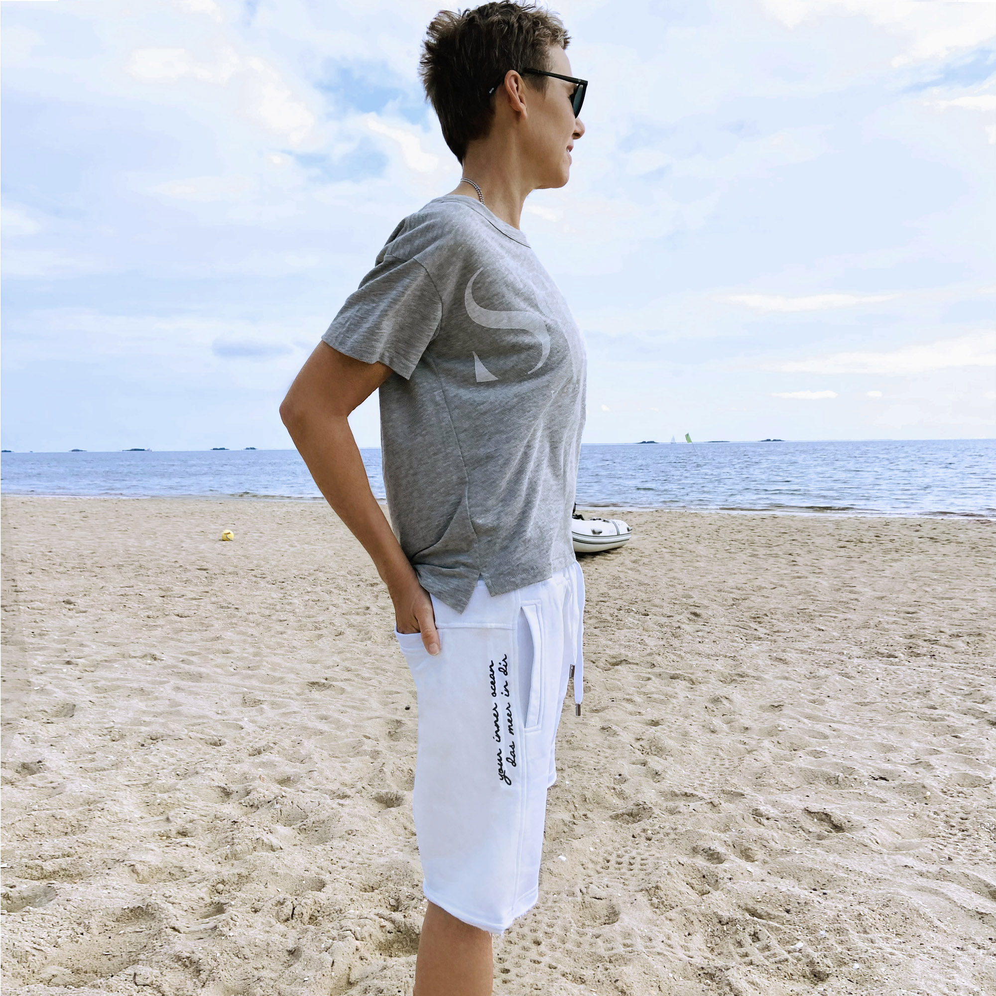 weiße Sweatshorts/Bermudas aus Organic Cotton mit Stickerei