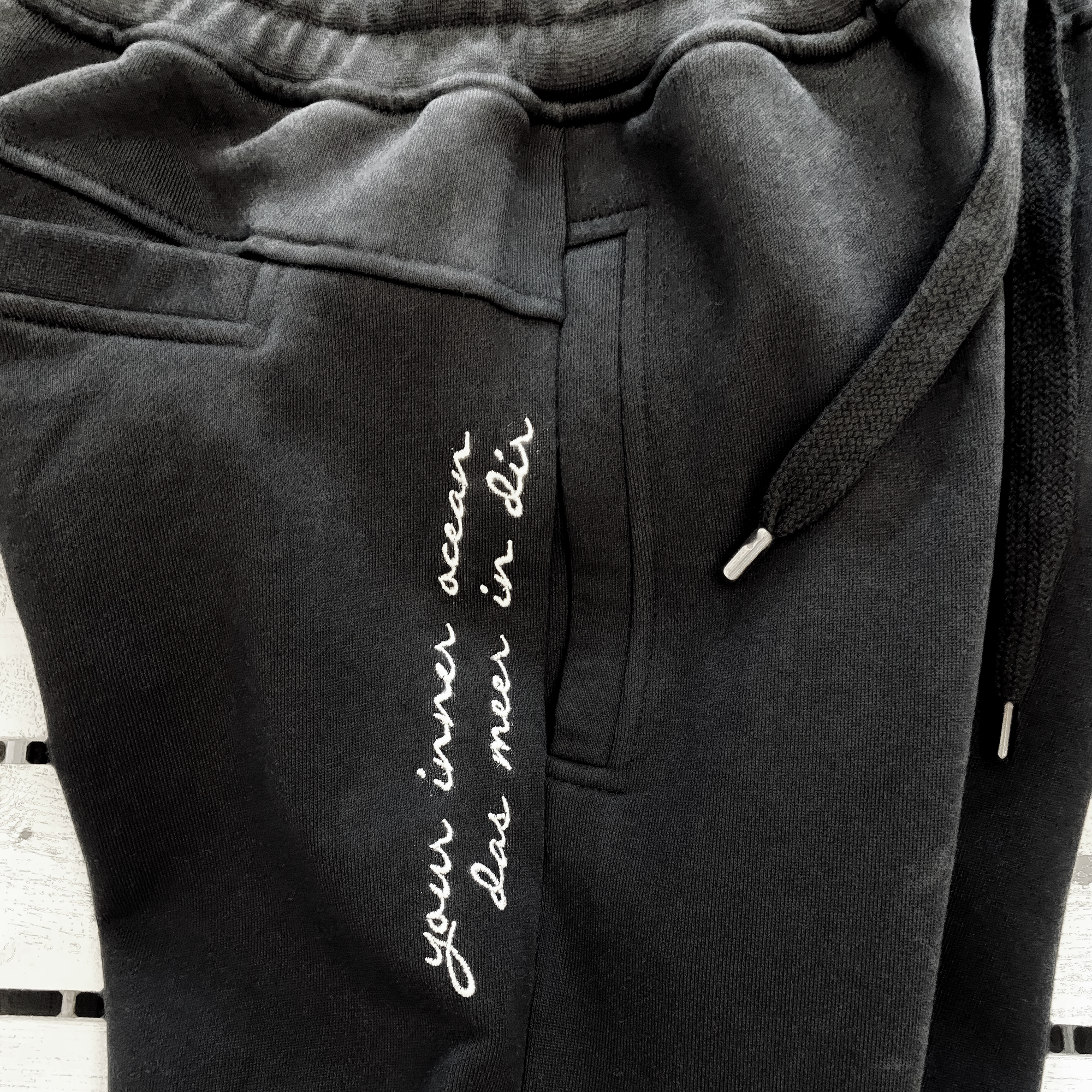 schwarze Sweathose aus Organic Cotton mit Stickerei